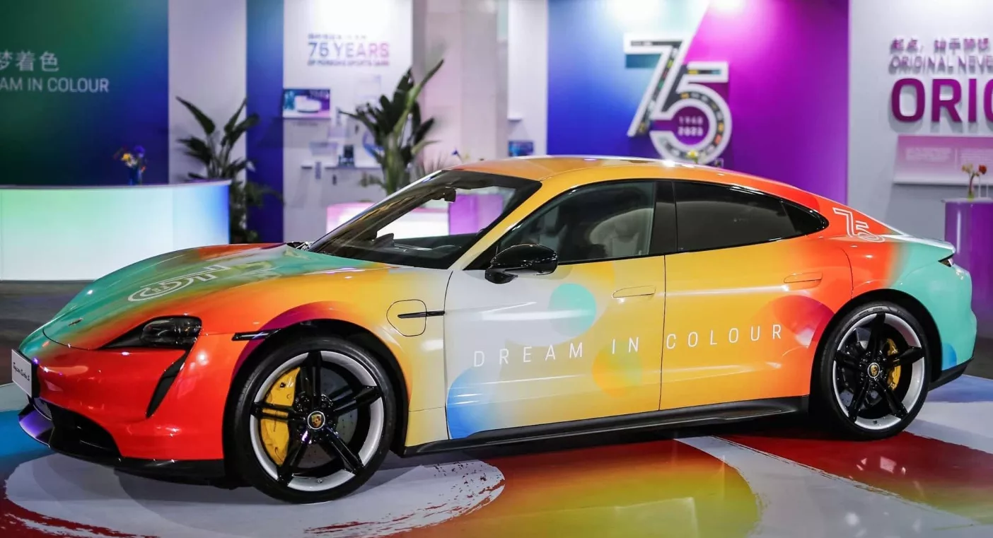 Porsche отметила своё 75-летие разноцветным Taycan