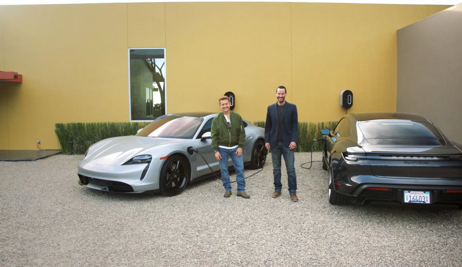 Киану Ривз и Алекс Винтер тестируют Porsche Taycan в новом фильме 'Going the Distance'