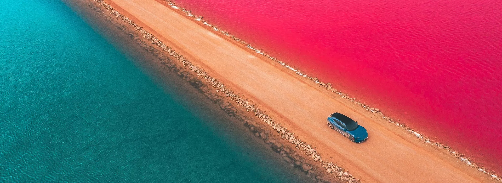 Приключение к разноцветному озеру Макдоннелл на Porsche Taycan Cross Turismo